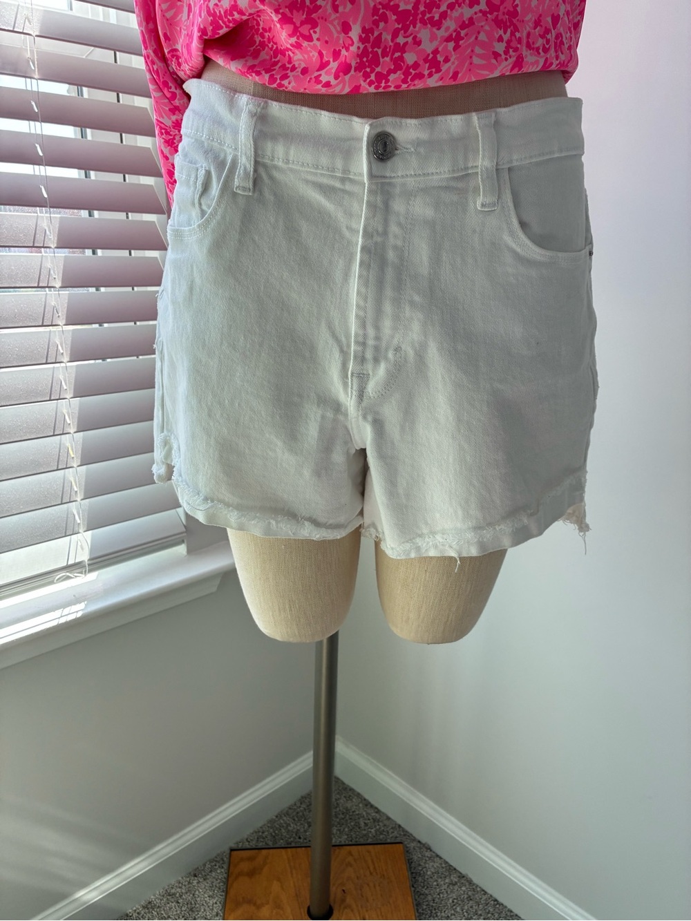 Kensie Jeans Women's White Hi-Rise Raw Edge Denim Shorts
